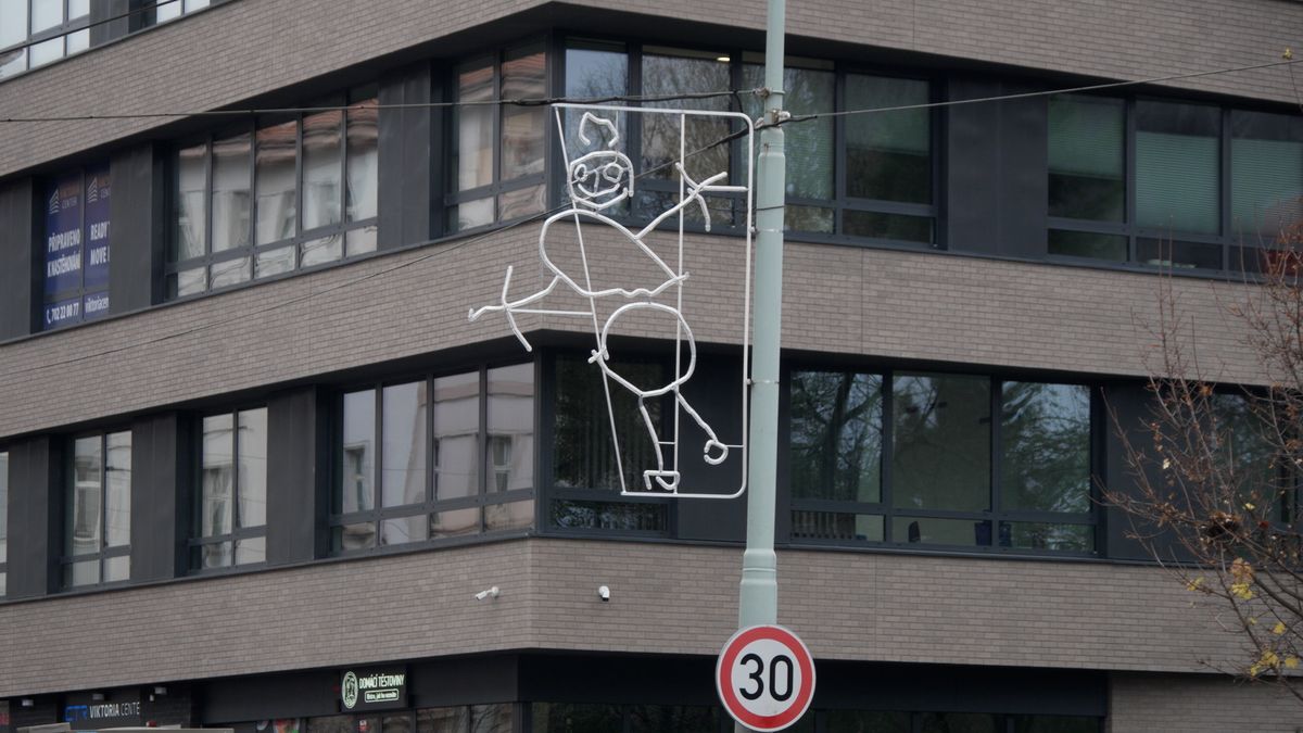 Děti navrhly vánoční výzdobu Prahy 3. Sněhulák i anděl od předškoláků se staly hitem internetu